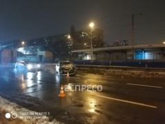 В Киеве произошло тройное ДТП, пострадавшего увезла  скорая 