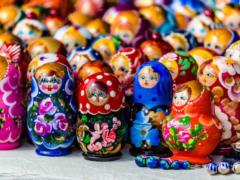 Жители Праги требуют закрыть магазины с матрешками