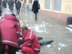 Харьковчанка сбивала сосульки и упала с балкона