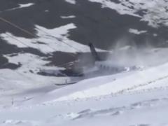На горнолыжном курорте Куршевель во Франции самолет приземлился в сугроб снега