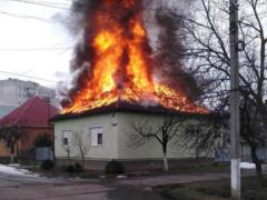 В Мукачево патрульные спасли семью из горящего дома