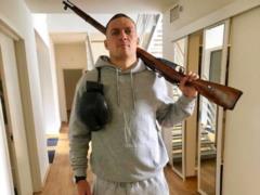 Усик показал космическую меткость по стрельбе по тарелкам с охотничьего ружья