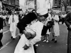 В США в возрасте 95 лет скончался моряк со знаменитого снимка  Поцелуй 