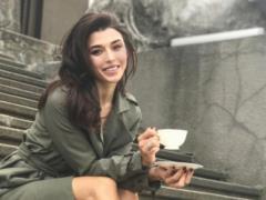 Алина Астровская восхитила точеной фигурой в мини-юбке