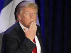 На Трампа подали в суд из-за поцелуя
