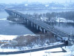 В Киеве почти на целые сутки ограничили движение по мосту Патона
