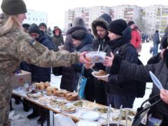 В Попасной артиллеристы кормили горожан полевой кашей
