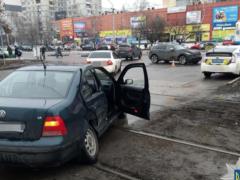 В Харькове не поделили дорогу  Infinity  и  Volkswagen . Один человек госпитализирован
