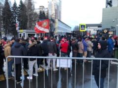 В России перед футбольным матчем фанатов раздевали до трусов прямо на улице