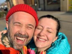 Высший пилотаж доверия: Сергей Бабкин поднял беременную жену в воздух