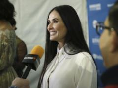 Деми Мур похвасталась в Instagram платьем-вышиванкой от украинского дизайнера