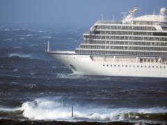 Лайнер Viking Sky отбуксировали в норвежский порт