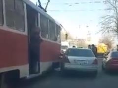 В районе Южного вокзала в Харькове  Мерседес  решил  подрезать  трамвай