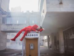 Сергей Бабкин в телефонной будке взорвался от любви в новом клипе