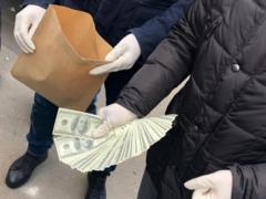 В Харькове на взятке 7 тыс. долларов задержаны полицейские