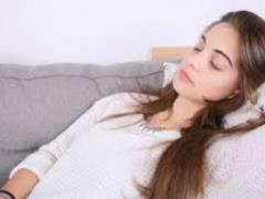 Девушка спит 22 часа в день из-за редкой болезни