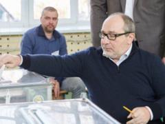 Кернес проголосовал на выборах, но не удержался и стащил с участка ручку