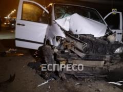 В Киеве Mercedes врезался в отбойник, пострадали женщина и ребенок