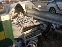 Под Киевом  Audi  проткнуло отбойником