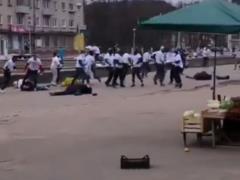 В России футбольные фанаты подрались перед матчем, пострадавших забрали в больницу