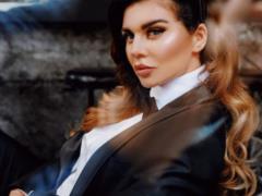 Анна Седокова в халате оголила пышную грудь