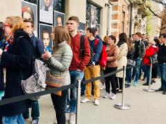 В Варшаве у посольства Украины образовалась очередь избирателей