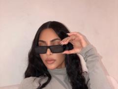 Футуристическая Ким Кардашян в розовом облегающем комбинезоне похвасталась формами