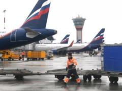 В аэропорту Шереметьево грузовик врезался в пассажирский самолет