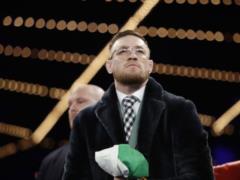 Экс-чемпион мира по боксу плюнул на граффити с изображением Макгрегора
