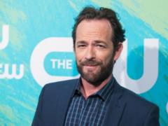 Звезду сериала  Беверли-Хиллз  Люка Перри похоронили в костюме с грибами