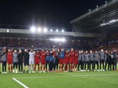 Футболисты и фанаты  Ливерпуля  душевно спели YNWA после выноса  Барселоны 