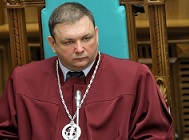КСУ попереджає: головний конституційний суддя України у Штати більше по поїде. Бо без візи не впустять?