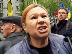 Бережну  прийняли  ще біля виходу на поверхню з-під землі (про  безсмертну ходу ,  9 роту  та Крим)