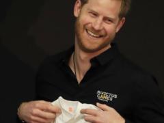 Принц Гарри в куртке с надписью  папочка  впервые после рождения сына посетил мероприятие