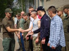 В Славянске гвардейцы поблагодарили ребят, которые согласились служить  срочную  службу