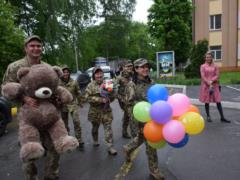 Тернопольские артиллеристы целым оркестром встречали первенца своего побратима