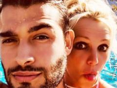 После лечения в психбольнице Спирс показала череду романтических фотографий с бойфрендом