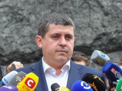 Бурбак принес Зеленскому Конституцию