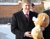 Тріада Ріната:  Шахтар , гроші, милостиня – і жодних медведчуков з рабіновичами