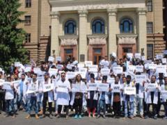 В Харькове иностранные студенты митингуют против системы оценивания КРОК