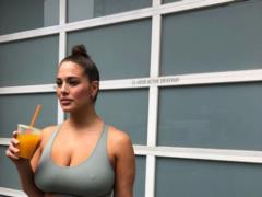 Соблазнительная модель plus-size Эшли Грэм показала аппетитные формы в ярком купальнике