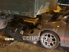 В Киеве  FIAT  влетел в грузовик, водитель легковушки госпитализирована