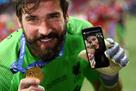 Алиссон отпраздновал победу в Лиге чемпионов по видеосвязи с женой и ребенком