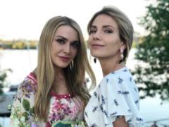 Ольга Сумская в цветочном платье с букетом в руках показала свою старшую дочь
