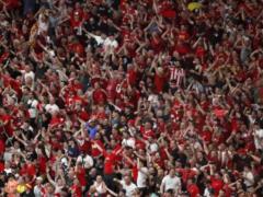  Это красиво. Уникально!  Моуринью и Венгер залюбовались исполнением YNWA фанатами  Ливерпуля 