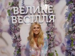 Игривая Ирина Федишин в коротких шортиках покрутила ягодицами на камеру