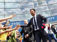 Буффон не планирует завершать карьеру, тогда как ПСЖ уже нашел ему замену