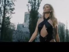 Вера Брежнева высмеяла слухи об изменах мужа в клипе  Я не святая 