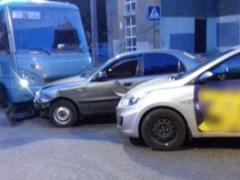 Еще одно ДТП на ХТЗ в Харькове: столкнулись маршрутка, такси и Hyundai