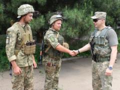 Сирский наградил военнослужащих на позициях